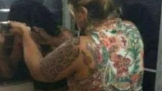 Sosyal medya bu görüntüleri konuşuyor! Kocasını başka bir kadınla yakaladı... Kocasının sevgilisinin önce saçlarını kesti, ardından kıyafetsiz sokakta yürüttü