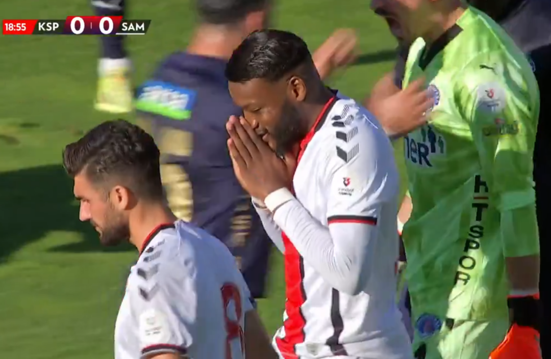 Kasımpaşa Samsunspor ma&ccedil;ı lige damga vurdu! Ntcham 8 dakikada 2 penaltı ka&ccedil;ırdı, Kasımpaşa &ouml;ne ge&ccedil;ti... Samsunspor Başkanı trib&uuml;nde &ccedil;ılgına d&ouml;nd&uuml;