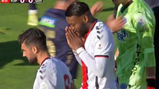 Kasımpaşa Samsunspor maçı lige damga vurdu! Ntcham 8 dakikada 2 penaltı kaçırdı, Kasımpaşa öne geçti... Samsunspor Başkanı tribünde çılgına döndü