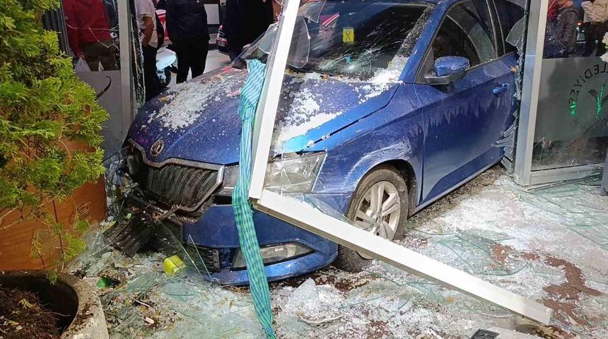 Rize'de faciadan dönüldü: Otomobil kafeye daldı! 