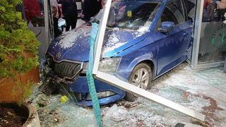 Rize'de faciadan dönüldü: Otomobil kafeye daldı! 