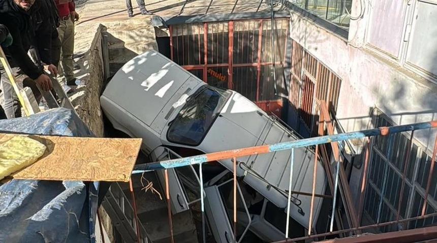 Faciadan dönüldü: El freni çekilmeyen araç iş yerine uçtu! 