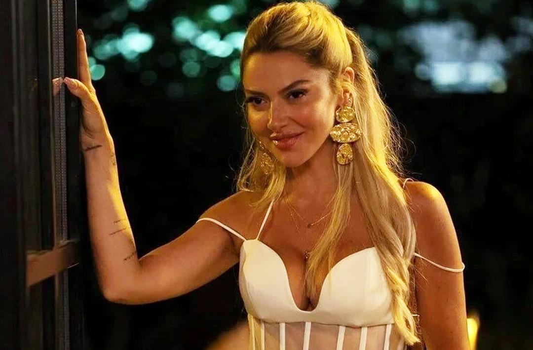 Şarkıcı Hadise'nin &ccedil;ok katlı doğum g&uuml;n&uuml; pastası ve tarzı olay oldu! "&Ccedil;ok cannecim"