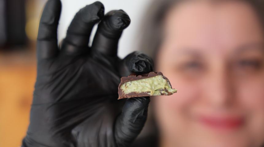 Her gelen Dubai &ccedil;ikolatasını sorunca yapmaya karar verdi: Taleplere yetişmeye &ccedil;alışıyor!