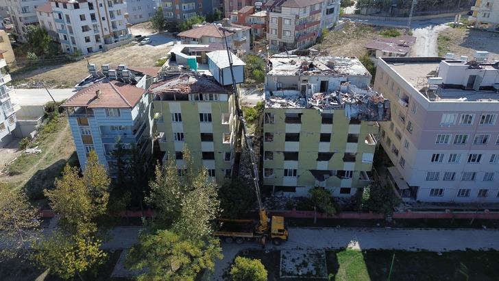 Hayalleri uğruna deprem bölgesinde yer alan hasarlı binanın üstüne konteyner yerleştirtti! Şok sözler: "Şimdi güvercinlerim de benim gibi konteynerlerde yaşayacak" G4