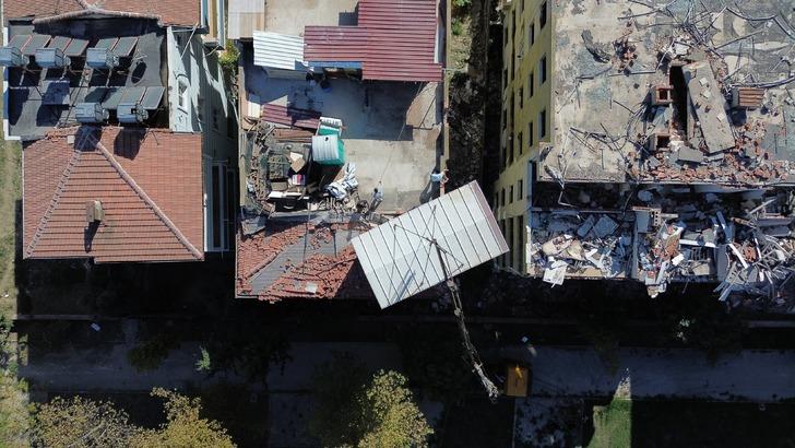 Hayalleri uğruna deprem bölgesinde yer alan hasarlı binanın üstüne konteyner yerleştirtti! Şok sözler: "Şimdi güvercinlerim de benim gibi konteynerlerde yaşayacak" G5