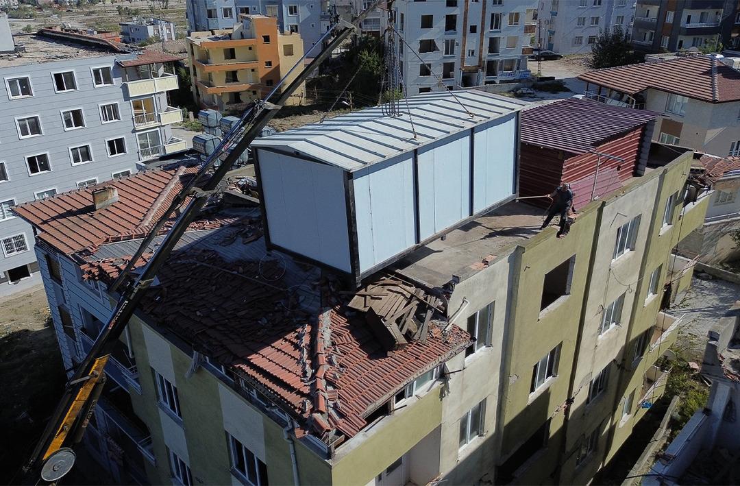 Hayalleri uğruna deprem b&ouml;lgesinde yer alan hasarlı binanın &uuml;st&uuml;ne konteyner yerleştirtti! Şok s&ouml;zler: "Şimdi g&uuml;vercinlerim de benim gibi konteynerlerde yaşayacak"