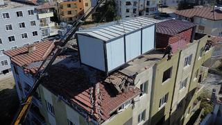 Hayalleri uğruna deprem bölgesinde yer alan hasarlı binanın üstüne konteyner yerleştirtti! Şok sözler: Şimdi güvercinlerim de benim gibi konteynerlerde yaşayacak