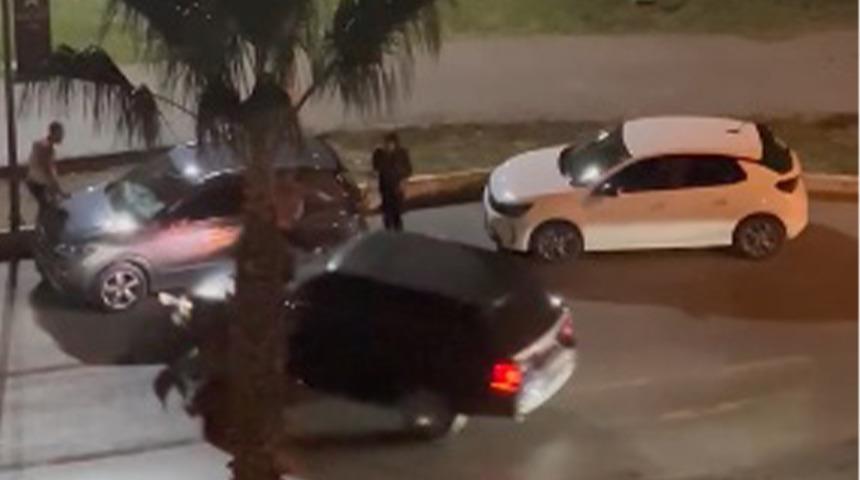 Tartışma kavgaya dönüştü, silah çeken kişinin üstüne cipini sürdü! İki kişiyi hafif yaraladı