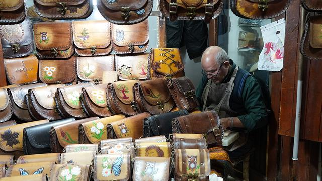 Gaziantep'te 2 Türkiye'de sayılı yapan var... Bir tanesi 2 bin 500 lira! Tasarımından derisine kadar bu çantayı başka kimsede göremezsiniz...