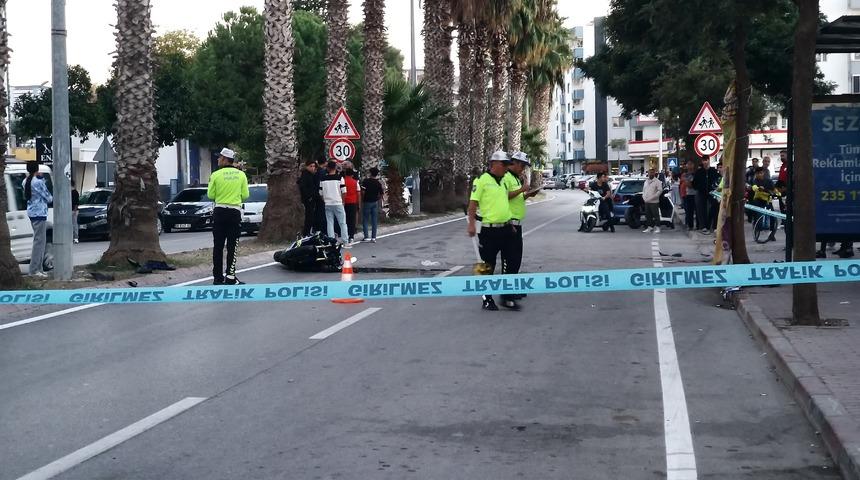 Adana'da feci kaza! Ağaca çarpan motosikletteki 2 kişi hayatını kaybetti