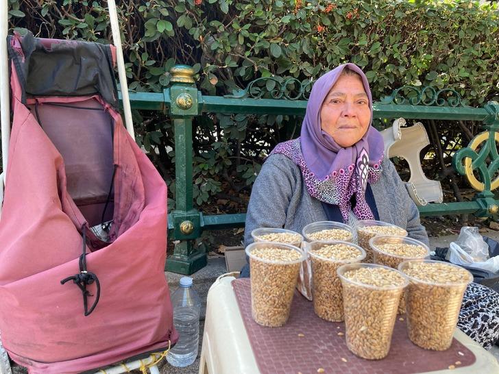 Kuşlara olan sevgisi gelir kaynağı oldu! Hem besliyor hem para kazanıyor