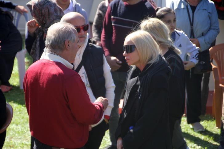 Gülşen'den babasına son görev! Cenazede gözyaşlarını tutamadı G2