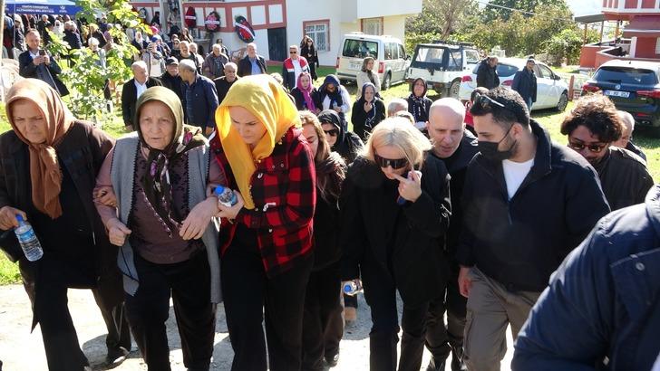 Gülşen'den babasına son görev! Cenazede gözyaşlarını tutamadı G3