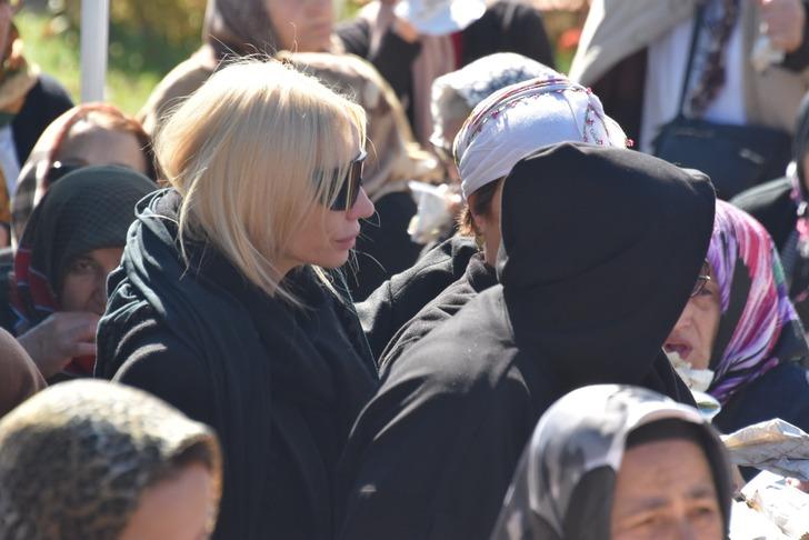 Gülşen'den babasına son görev! Cenazede gözyaşlarını tutamadı G5