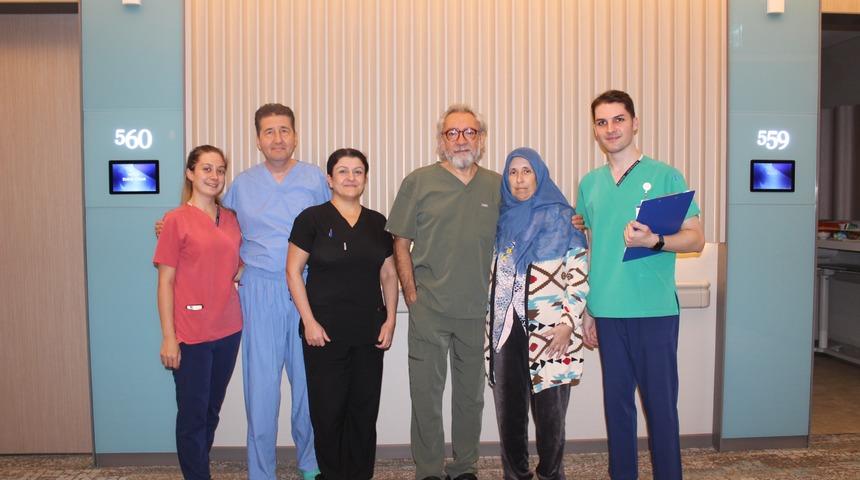 Hazımsızlığı var sanmıştı ama... Belirti vermeden b&uuml;y&uuml;d&uuml;: Karnından 9.5 kiloluk t&uuml;m&ouml;r &ccedil;ıktı!