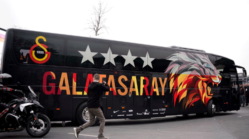 Galatasaray, derbi için RAMS Park'a ulaştı! Futbolcular camları yumrukladı...
