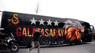 Galatasaray, derbi için RAMS Park'a ulaştı! Futbolcular camları yumrukladı...