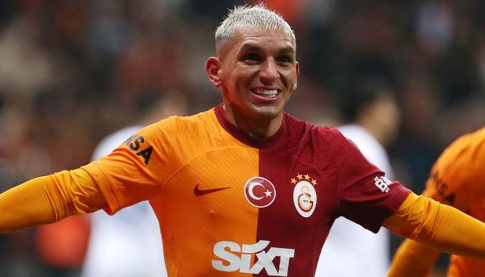 Galatasaray'ın yıldızı Torreira'dan Beşiktaş derbisi öncesi totem! Sevgilisinin elini öptü