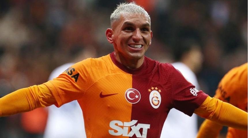Galatasaray'ın yıldızı Torreira'dan Beşiktaş derbisi öncesi totem! Sevgilisinin elini öptü