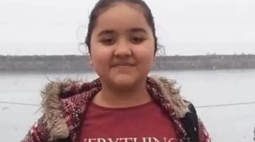 Yürüyüş yaparken donup kaldılar! Kayalıkların arasındakinin bir insan olduğunu anlayınca telefona sarılıp polisi aradılar...