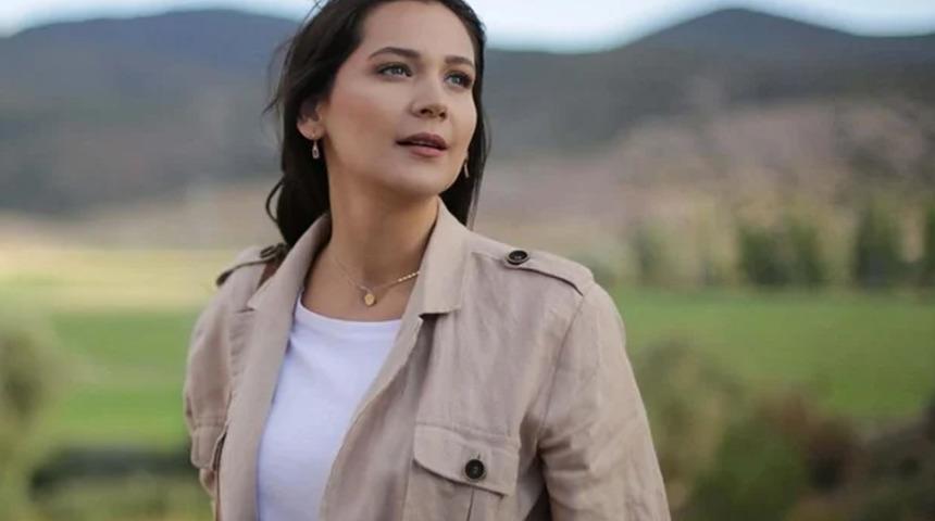 Gülsim Ali, İrem Helvacıoğlu'nun düğününde tarzıyla beğeni topladı! Siyah seçim