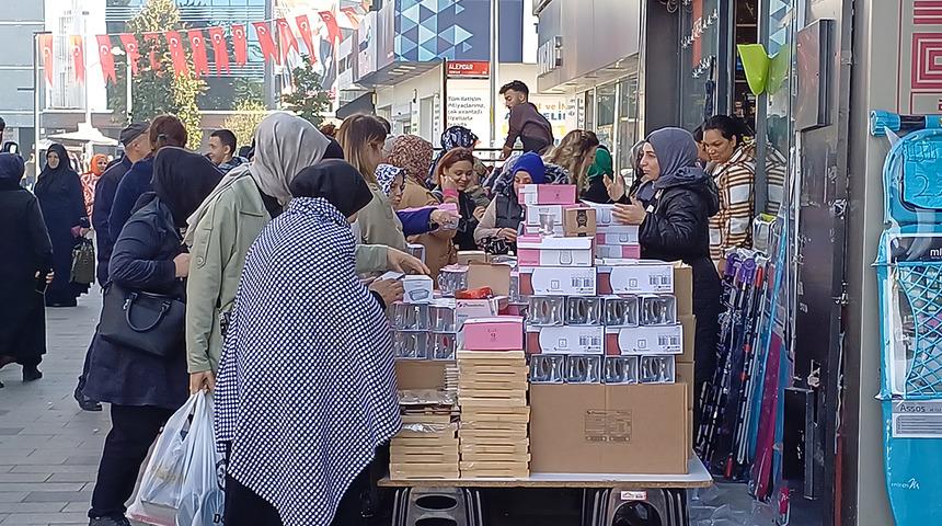 Piyasa fiyatının altında gören kapış kapış aldı! Çay bardaklarına saldırdılar... Yetmedi kamyonun arkasına doluştular