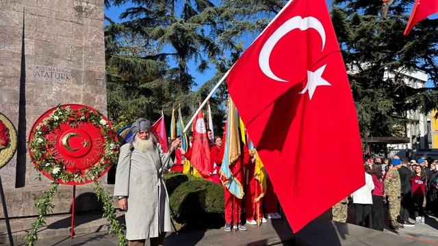 'Bayrak dede'ye büyük alkış!