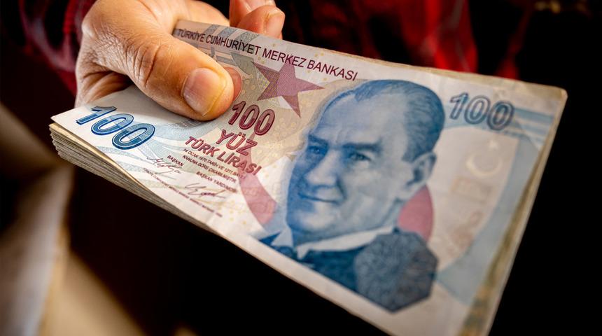 Kendisine ait olmadığı gerekçesiyle bankaya yatan parayı polise teslim ettiğini duydular... Dövdükçe dövdüler!