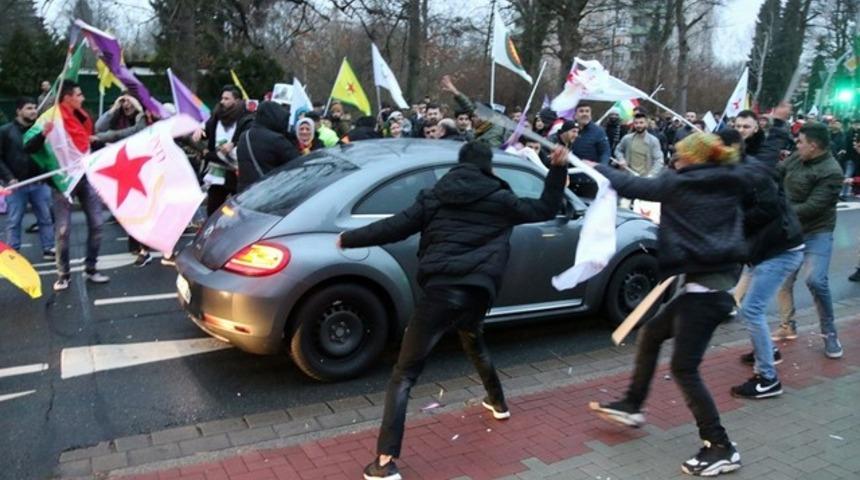 PYD/PKK yandaşları Almanya'da T&uuml;rk vatandaşının aracına saldırdı