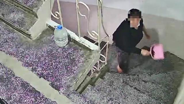 Komşusu kapısının önünü adeta çöplüğe çevirdi! Çaresiz kalan adam dairenin giriş kapısına güvenlik kamerası taktırdı