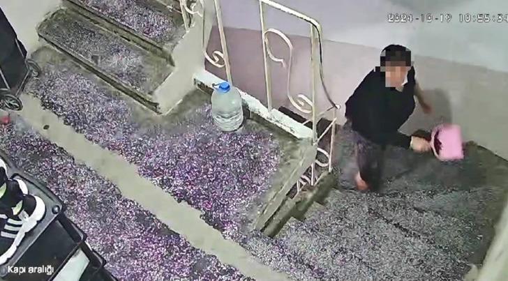 2 yılda 400'den fazla polis geldi! Kapısına kamera taktırınca gördüklerine inanamadı! Kadın komşusu bakın neler yapmış G4