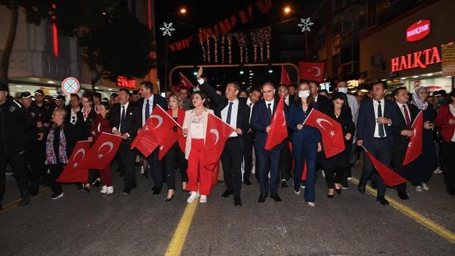 CHP lideri Özgür Özel, 29 Ekim'i Manisa'da kutladı: Ne teröre ne korkuya teslim olmayacağız