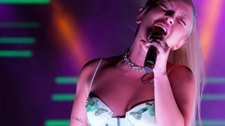 Cumhuriyet Bayramı'nı Esenyurt'ta kutladı! Ece Seçkin sahne tarzıyla gündem oldu! O yasaya vurgu yaptı! Arkasını dönünce...