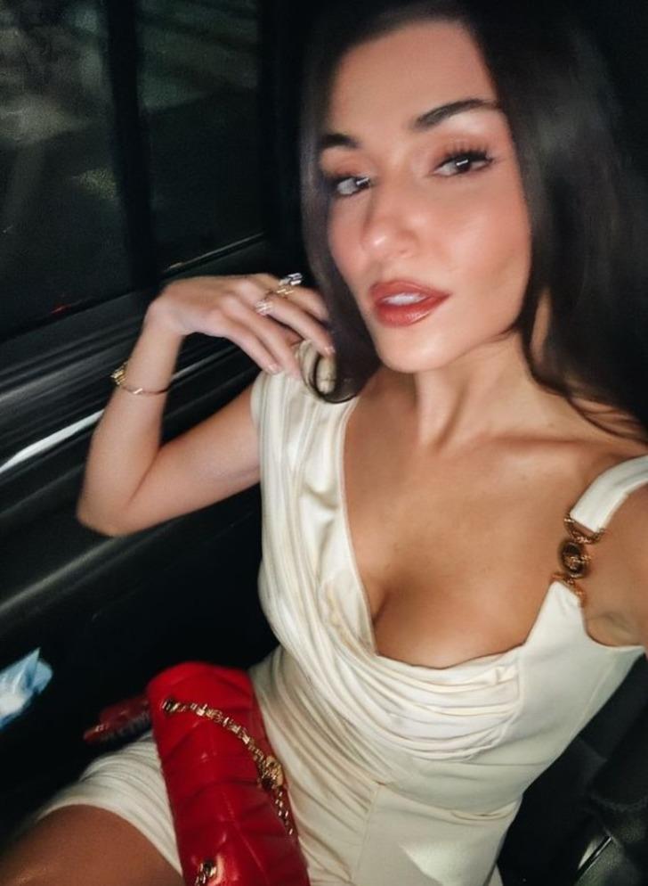 Amerikan Türk Topluluğu Galası'nda tarzıyla göz doldurdu! Hande Erçel derin yırtmacıyla bakana bir daha baktırdı G3