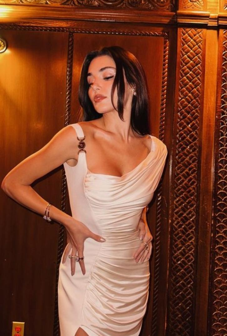 Amerikan Türk Topluluğu Galası'nda tarzıyla göz doldurdu! Hande Erçel derin yırtmacıyla bakana bir daha baktırdı G4