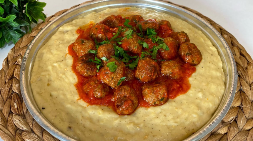 Lezzeti parmak yedirtiyor: Beğendi yatağında soslu köfte tarifi! Beğendili köfte nasıl yapılır, malzemeleri neler?