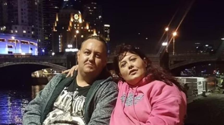 Karısını ve kardeşini park halindeki arabanın içine yakınlaşırken buldu! İhanete uğrayan adam öfkeden deliye döndü