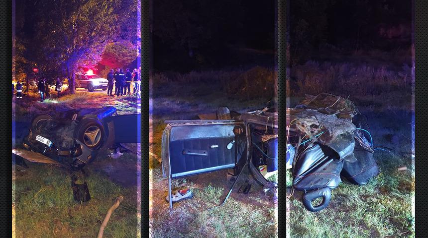 Eski model araç ağaca çarpıp ikiye bölündü! Otomobil hurda yığınına döndü, 2 kişi hayatını kaybetti