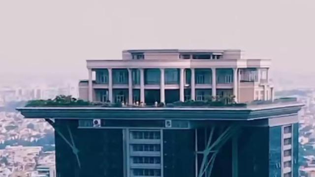 Gökdelenin tepesine malikane yaptı! Değeri dudak uçuklattı ama bir gün bile oturamadı... Tamamen terk edilmiş halde duruyor