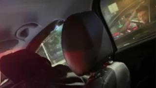 Trafikte dehşet saçtı... Önce yanlarına yaklaştı sonra aracından çıkardığı silahı taksiye gösterdi