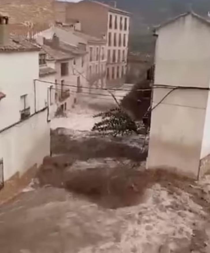 Son 30 yılın en büyük felaketi! İspanya sel sullarına teslim oldu.. İşte felaketin görüntüsü: Çığlık sesleri yakınlandı... Gözlerinin önünde sürüklendi G1