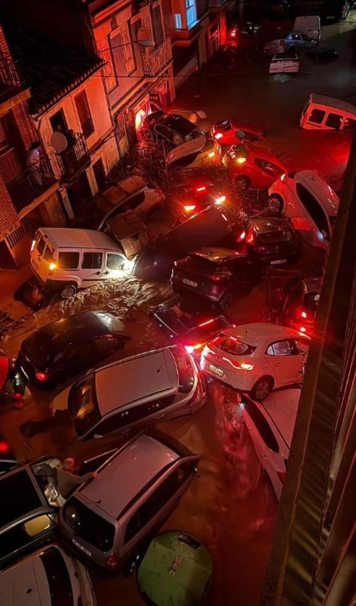 Son 30 yılın en büyük felaketi! İspanya sel sullarına teslim oldu.. İşte felaketin görüntüsü: Çığlık sesleri yakınlandı... Gözlerinin önünde sürüklendi G3