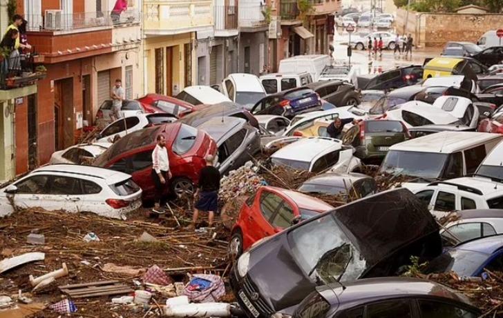 Son 30 yılın en büyük felaketi! İspanya sel sullarına teslim oldu.. İşte felaketin görüntüsü: Çığlık sesleri yakınlandı... Gözlerinin önünde sürüklendi G4