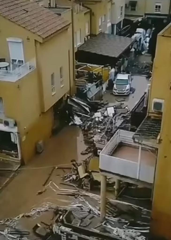 Son 30 yılın en büyük felaketi! İspanya sel sullarına teslim oldu.. İşte felaketin görüntüsü: Çığlık sesleri yakınlandı... Gözlerinin önünde sürüklendi G5