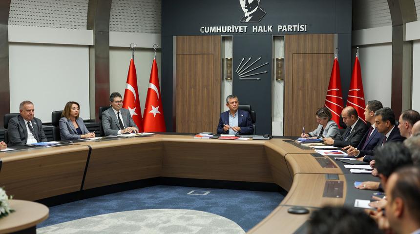 CHP'den Esenyurt kararı! Özgür Özel açıkladı: "Tüm İstanbulluları saat 16.00'da Esenyurt Belediyesi önüne davet ediyorum"