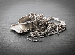 Gerçek gümüş ve sahte gümüş nasıl anlaşılır​? Sahte gümüşle gerçek gümüşü ayırt etme yöntemleri