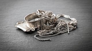 Gerçek gümüş ve sahte gümüş nasıl anlaşılır​? Sahte gümüşle gerçek gümüşü ayırt etme yöntemleri