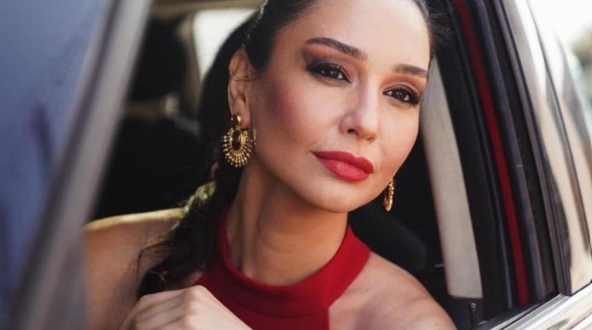 Elbisesinin o detayını çok sevdi! Sık sık arkasını dönüp poz verdi! Seksenler'in Funda'sı Gülin İyigün gala tarzıyla olay oldu