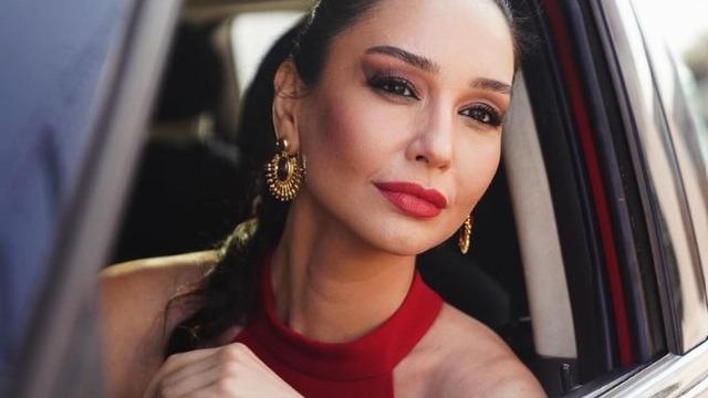 Elbisesinin o detayını çok sevdi! Sık sık arkasını dönüp poz verdi! Seksenler'in Funda'sı Gülin İyigün gala tarzıyla olay oldu